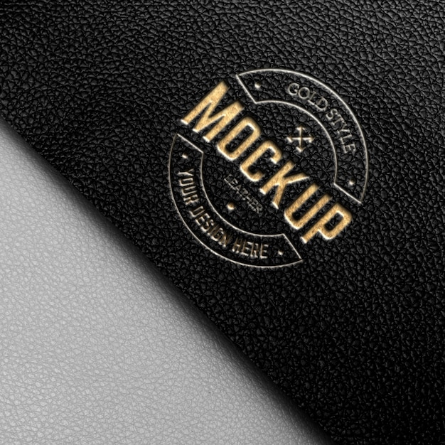 Logotipo dourado em maquete de couro preto