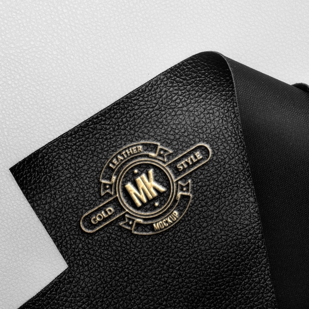 Logotipo dourado em maquete de couro preto