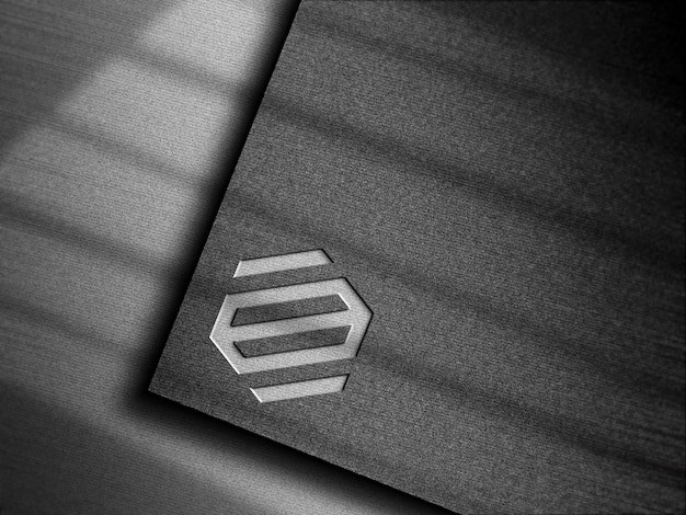 logotipo em uma maquete de papel preto
