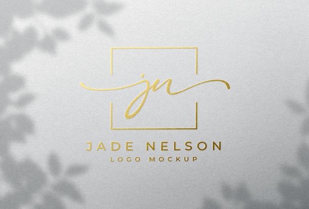 Logotipo de estampado de lámina de oro femenino en papel granulado blanco con sombra superpuesta
