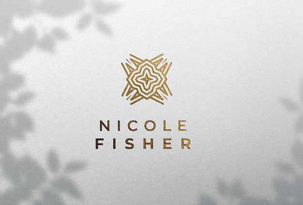Logotipo femenino de estampado de papel dorado en papel de grano blanco con Ove