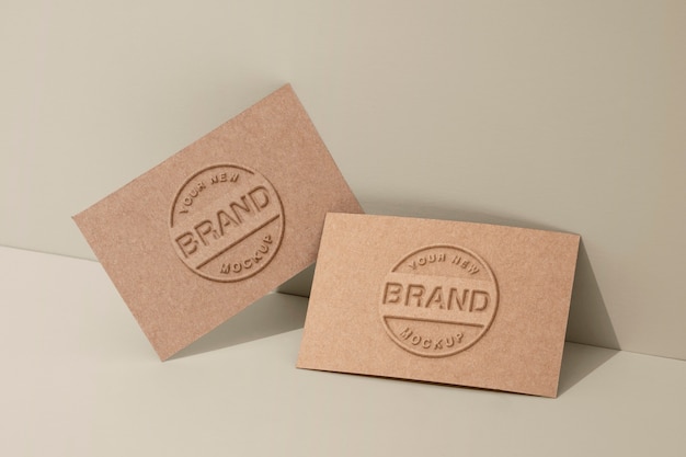Logotipo grabado en diseño de maqueta de tarjeta de papel artesanal