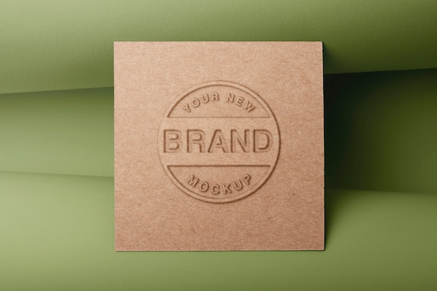 PSD logotipo grabado en diseño de maqueta de tarjeta de papel artesanal