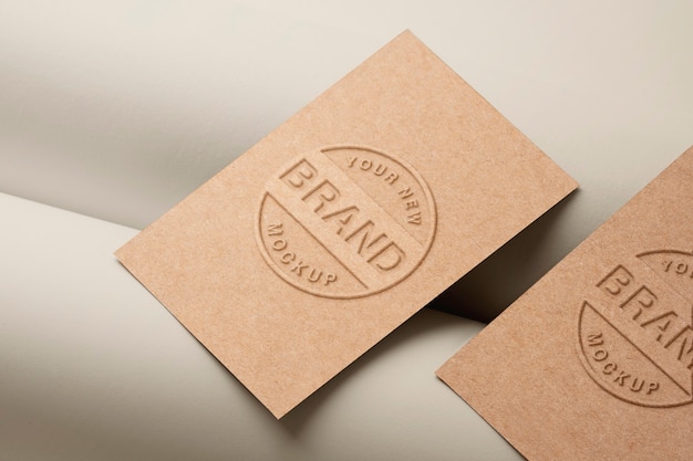 Logotipo gravado em design de maquete de cartão de papel artesanal
