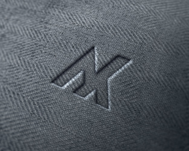 PSD logotipo realista en maqueta de jeans de tela