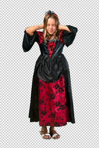 Loira criança vestida como um vampiro para as férias de halloween, cobrindo ambas as orelhas com as mãos
