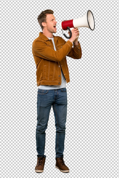 Loiro homem bonito gritando através de um megafone