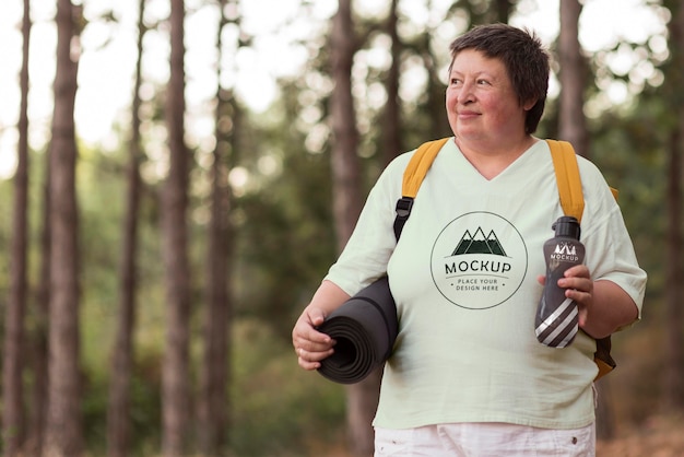 Ältere Frau auf dem Campingplatz mit einem Modell-T-Shirt