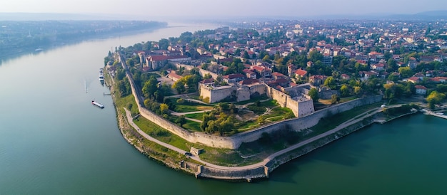 Luftansicht einer historischen Festung auf einer Insel