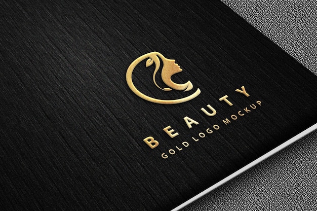 Luxuriöse Nahaufnahme eines goldenen Mockup mit Logo aus schwarzem Papier