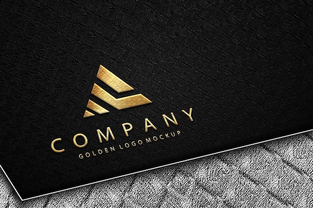 Luxuriöses goldenes Logo-Modell auf schwarzer Papierecke