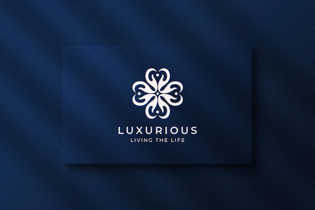 Luxuriöses modell mit geprägtem logo