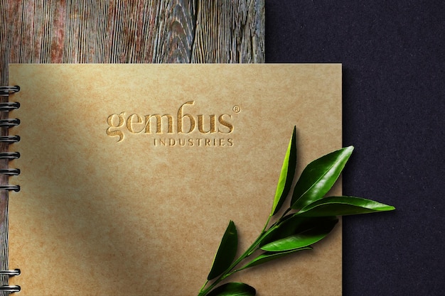 PSD luxus-geprägtes gold-logo-mockup auf luxus-notizbuch