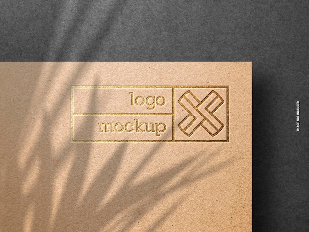 Luxus-goldfolien-stempel-logo-mockup auf kraftpapier