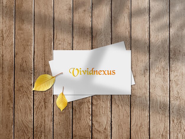 Luxus-Visitenkarten-Mockup auf einem hölzernen Hintergrund