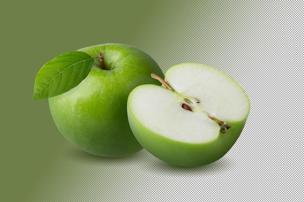 Maçã verde com folha verde e fatia cortada com semente isolada em fundo alfa.