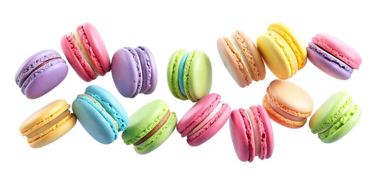 PSD macarões voadores multicoloridos de diferentes sabores são cortados em um fundo transparente macarões franceses flutuantes isolados sobremesa feita de farinha de mandala cores pastel