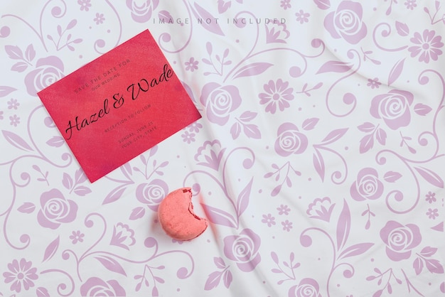 PSD macaron rose avec lettre maquette sur textile blanc