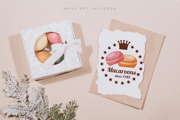 Macarons Kuchen in Geschenkbox und Musterbrief auf beigem Hintergrund
