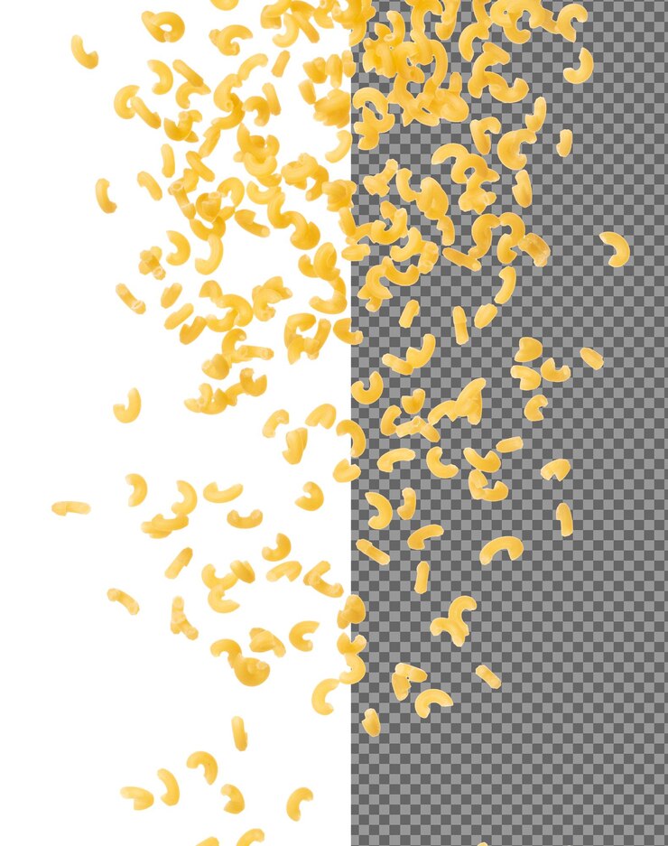 PSD los macarrones caen en grupo macarrones amarillos la pasta flota explotan la mosca de la nube abstracta macarrones curvos salpicaduras de pasta lanzando en el aire fondo blanco movimiento de congelación del obturador de alta velocidad aislado