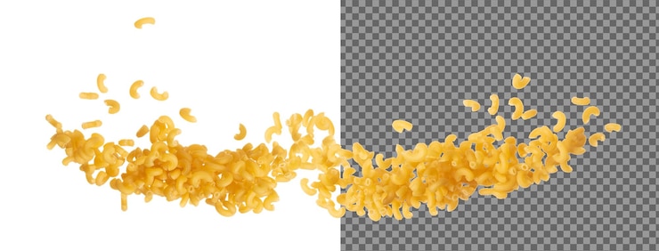 PSD macarrones volando explosión macarrones amarillos flote de pasta explotan mosca de nube abstracta macarrones curvas salpicaduras de pasta lanzando en el aire fondo blanco movimiento de congelación del obturador de alta velocidad aislado
