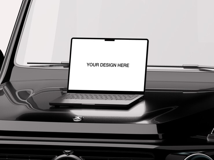PSD macbook laptop mockup en un capó de coche negro con pantalla blanca