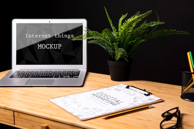 MacBook-Modell neben Notizblock