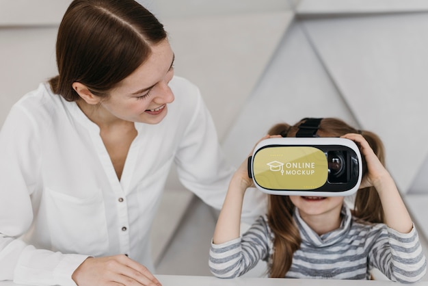 Mãe e filha com fone de ouvido de realidade virtual