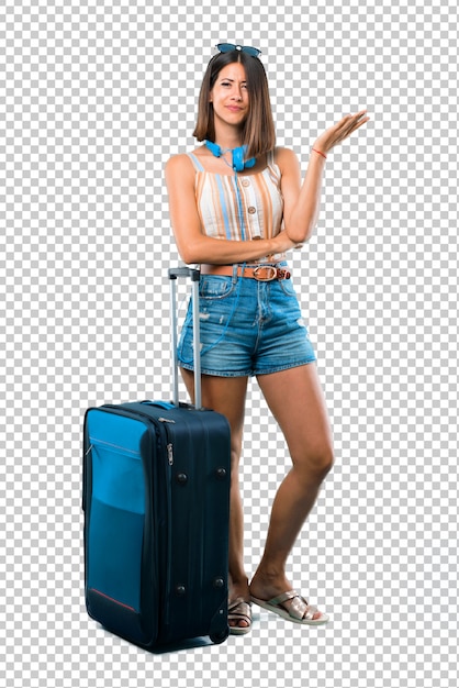 Mädchen, das mit ihrem Koffer unglücklich und mit etwas frustriert reist. Negativer Gesichtsausdruck