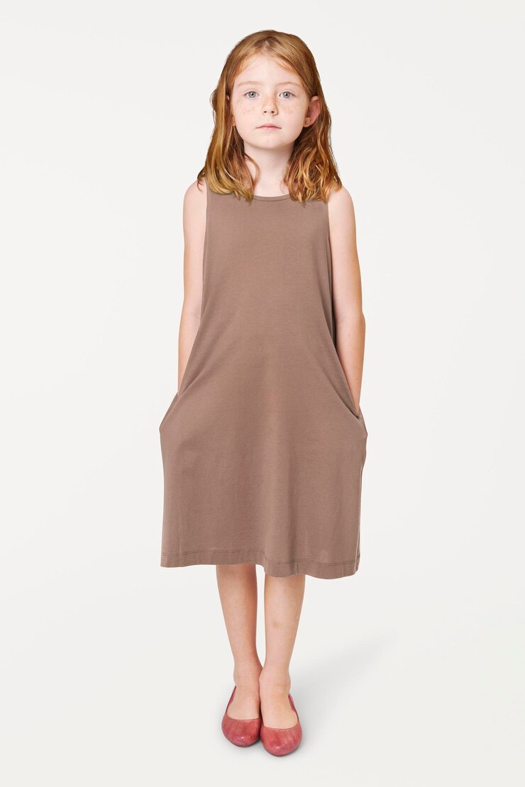 PSD mädchen in braunem kleid, voller körper-psd-mockup