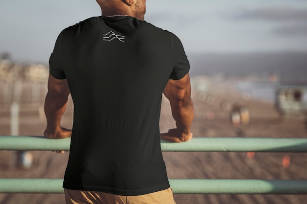 Männer-Shirt-Mockup-PSD-Hinterseite eines afroamerikanischen Mannes