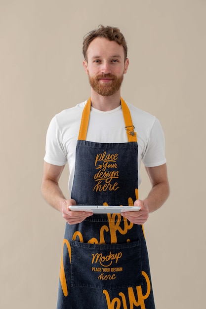 Männlicher Kellner mit Schürzendesign-Mock-up