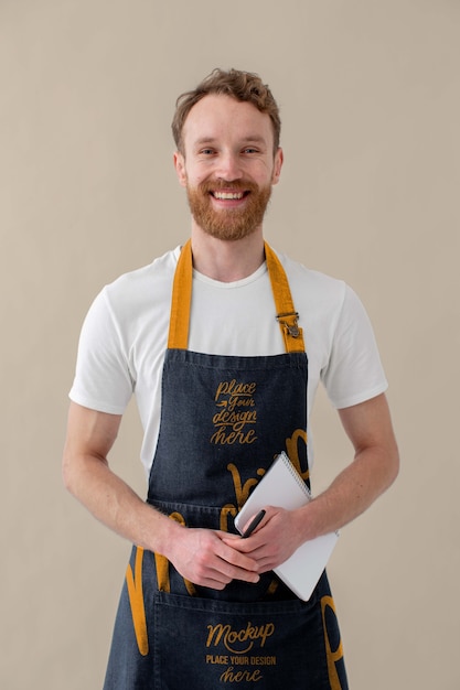 Männlicher Kellner mit Schürzendesign-Mock-up
