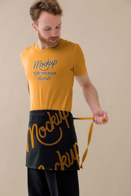 Männlicher Kellner mit Schürzendesign-Mock-up