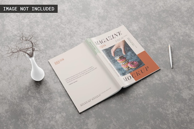 Magazin-cover-attrappe mit weißer vase und stift