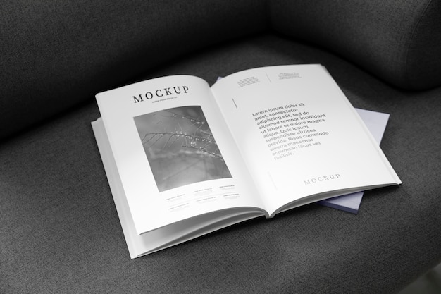 Magazine ouvert sur une scène élégante à angle élevé