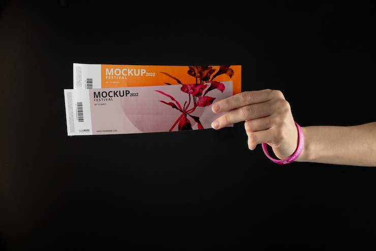 PSD main avec bracelet de festival de musique tenant des billets de maquette