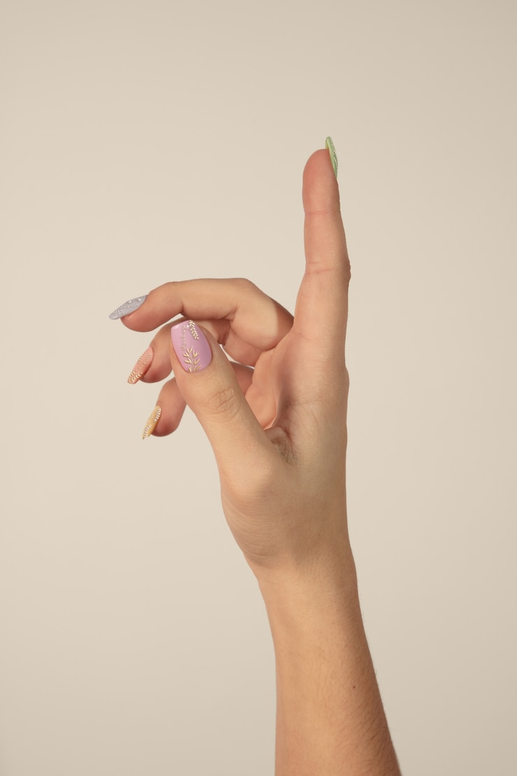 PSD main de femme adulte avec vernis à ongles