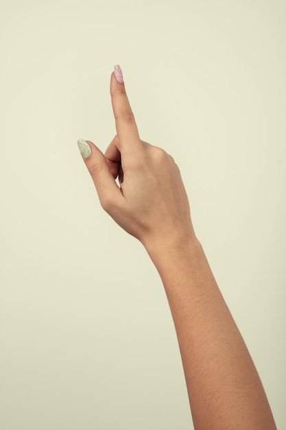 Main de femme adulte avec vernis à ongles