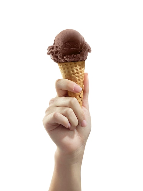 PSD une main de femme tenant une cuillère à glace au chocolat sur fond transparent de cône