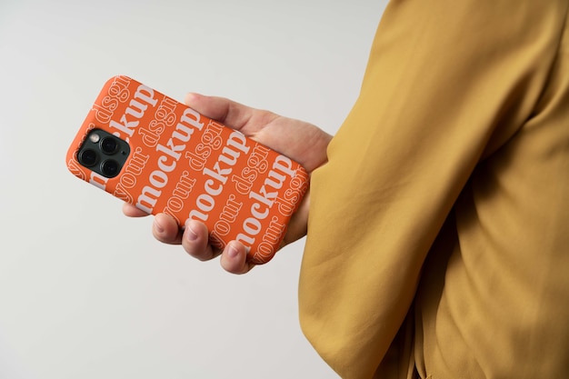 Main de femme tenant une maquette de smartphone à l'intérieur
