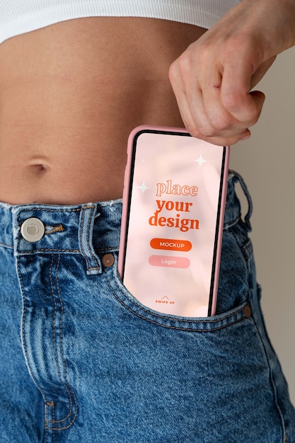 Main de femme tenant une maquette de smartphone à l'intérieur