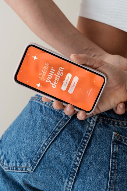PSD main de femme tenant une maquette de smartphone à l'intérieur
