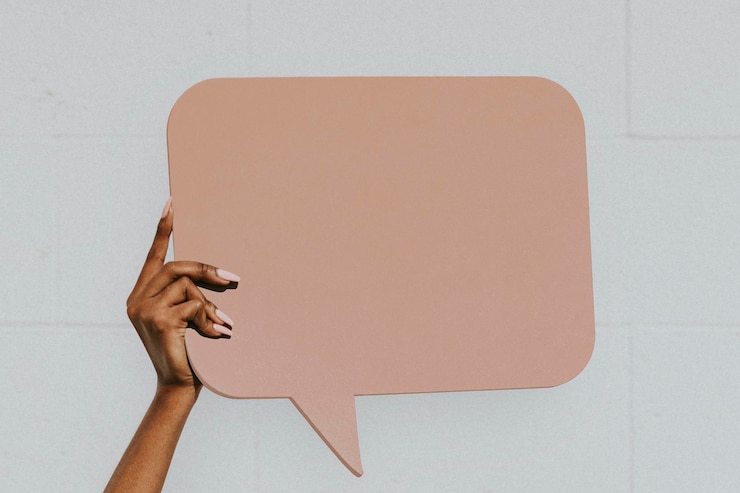 PSD main montrant une maquette de bulle de dialogue vide