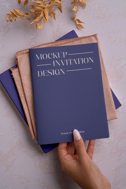 Main tenant la maquette d'invitation