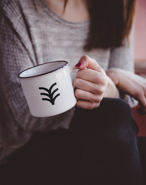 PSD main tenant une tasse en métal