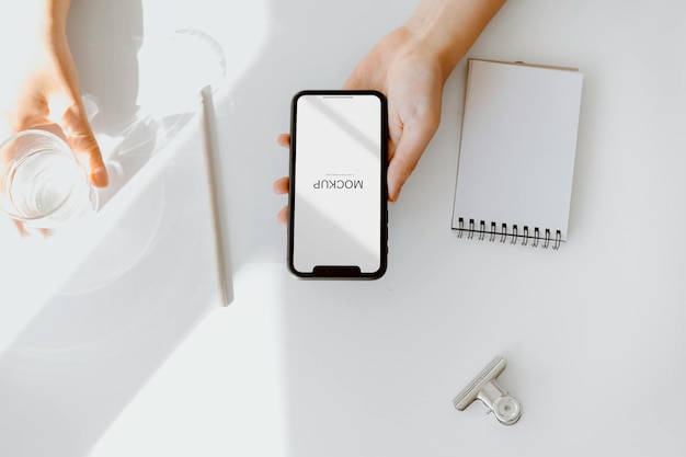une main tenant un téléphone qui dit des citations dessus
