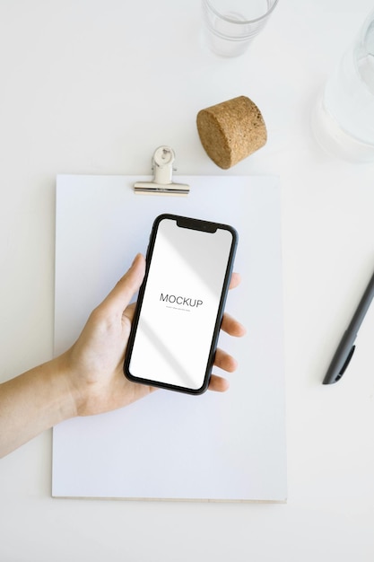 une main tenant un téléphone qui dit m sur lui
