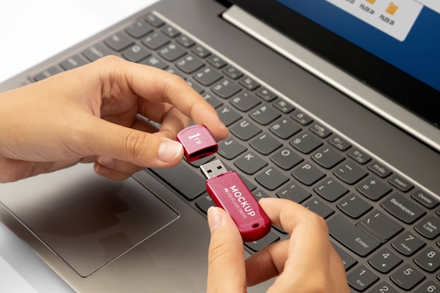 Mains De La Personne Tenant Une Clé Usb