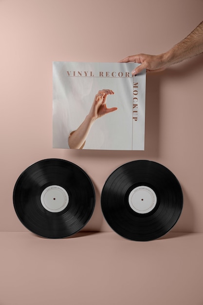 Mains tenant une pochette de disque vinyle